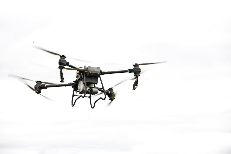 Een commerciële drone vliegt hoog boven een stedelijk landschap voor inspectie- en surveillancedoeleinden.