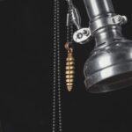 Suspension en métal noir moderne dans un salon élégant, ajoutant une touche contemporaine et graphique à l'intérieur.