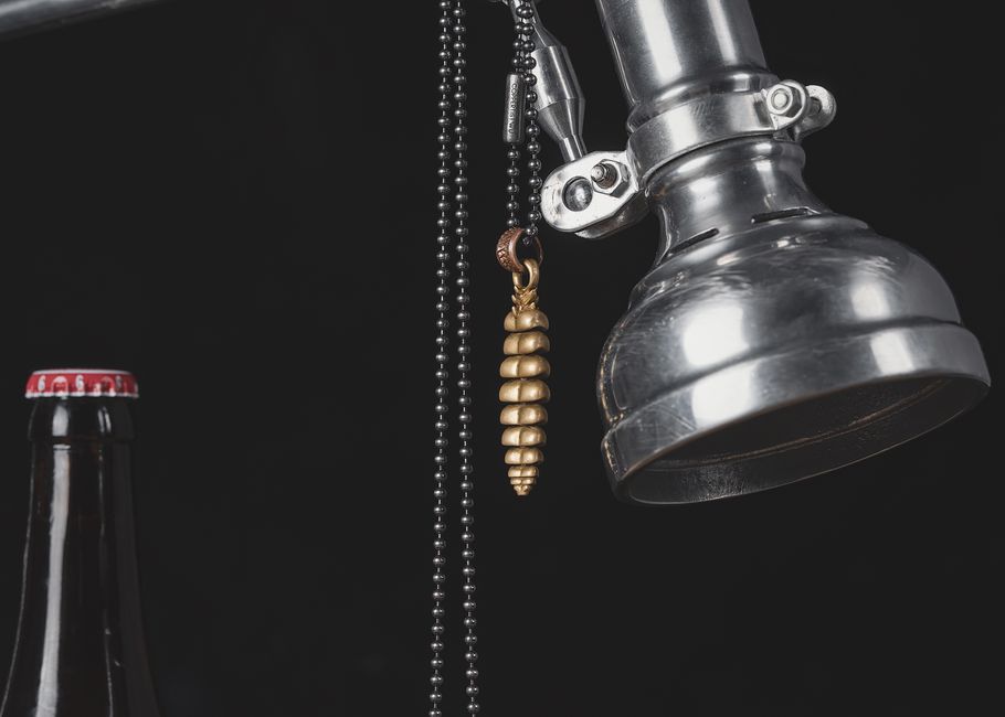 Suspension en métal noir moderne dans un salon élégant, ajoutant une touche contemporaine et graphique à l'intérieur.
